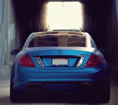 Mercedes-Benz CL63 AMG azul fosco em um ambiente de túnel