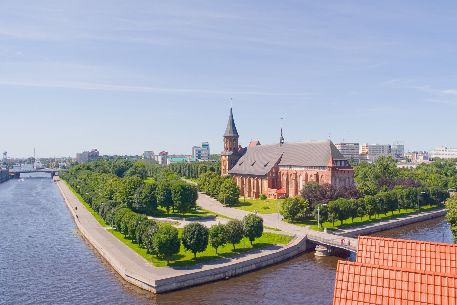 Вид на церковь и реку с мостом (река, город, водный путь, панорама, история)