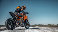 2024 KTM 1390 Super Duke R no asfalto: potência encontra precisão