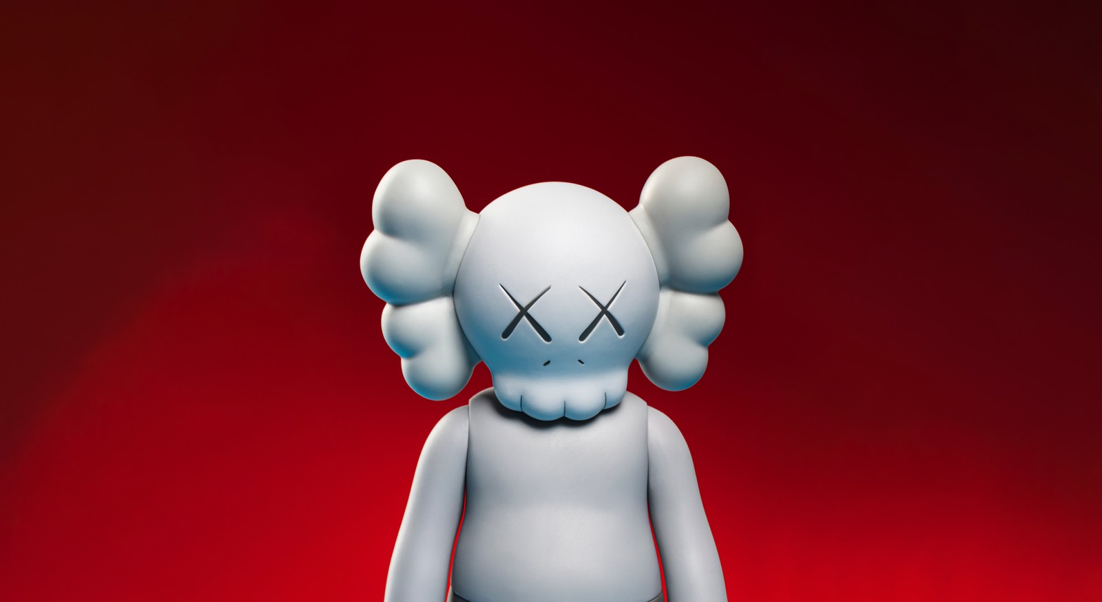 Крупный план белой игрушки на красном фоне (компаньон каус, kaws companion, красный фон, 5k, 8k)