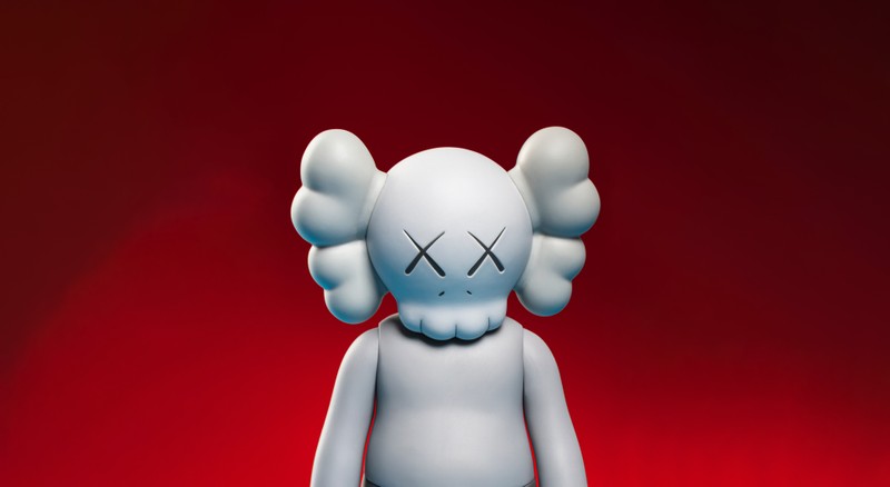 Крупный план белой игрушки на красном фоне (компаньон каус, kaws companion, красный фон, 5k, 8k)