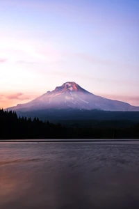 Majestoso estratovulcão refletindo em sereno lago de montanha ao amanhecer