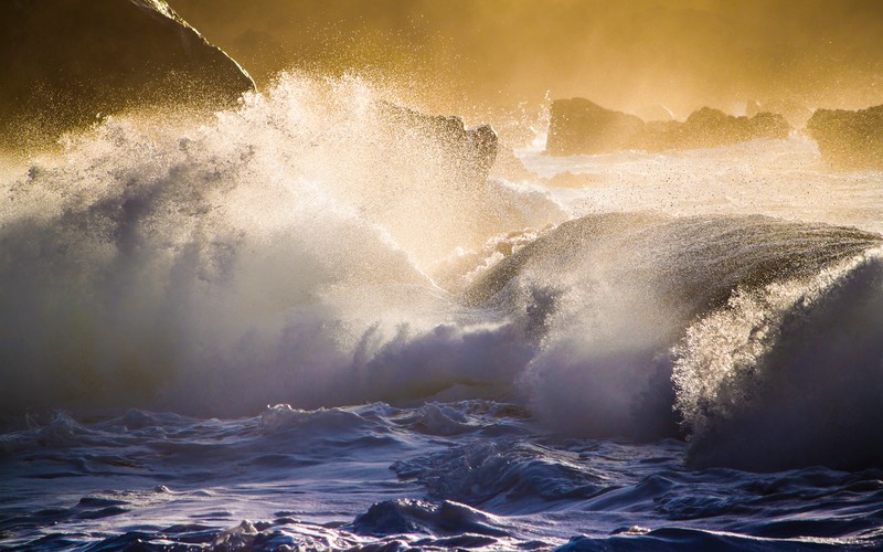 Серфингисты катаются на волнах в океане в солнечный день (huge waves, закат, океан, скалистый берег, пейзаж)