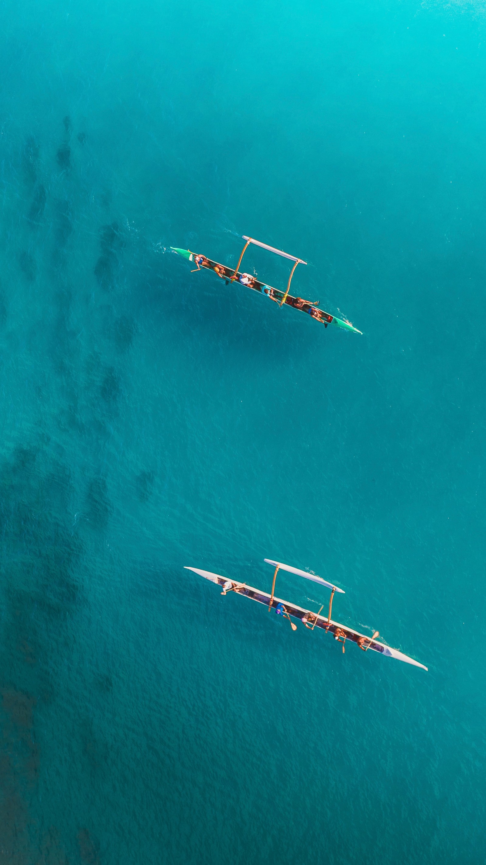 Duas barcos na água com um barco no meio (aeronave, voo, terra, água, atmosfera da terra)