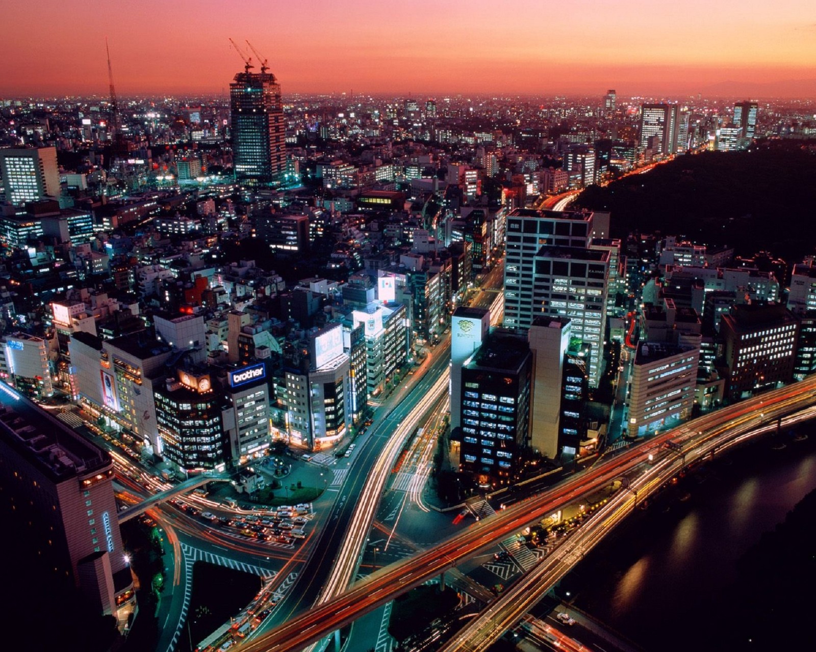 Una vista pintoresca de una ciudad de noche con un puente y un río (área urbana, paisaje urbano, ciudad, metrópolis, rascacielos)