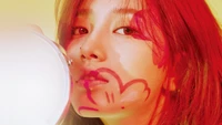 Suzy Radiates Charm with Artistic Expression