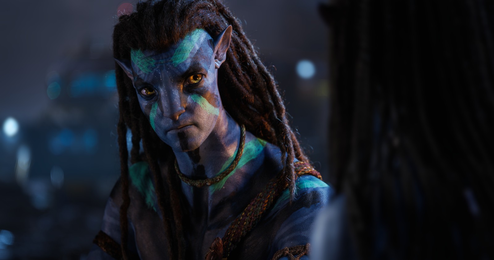 Gros plan d'une personne avec des dreadlocks et du maquillage (jake sully, 8k, avatar le chemin de leau, imax, 5k)