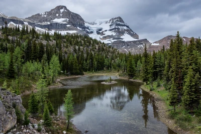 Paisagem serena de montanha com montanhas cobertas de neve e águas refletivas