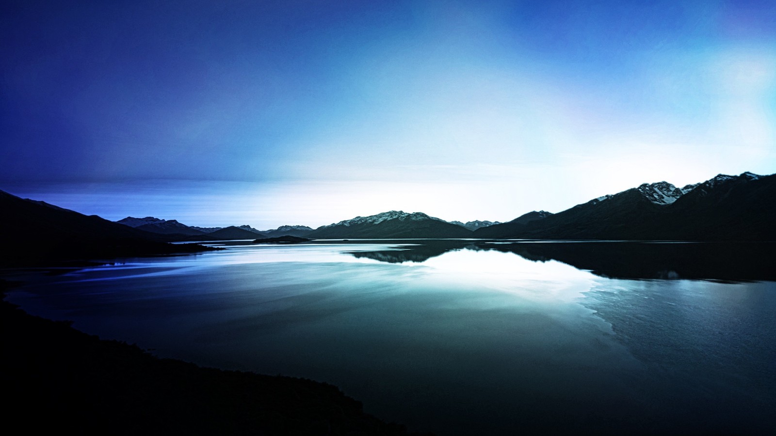 Vista árabe de un lago con montañas de fondo (naturaleza, cuerpo de agua, azul, agua, reflexión)