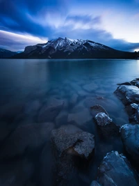 Crepúsculo sereno en el lago Minnewanka, Parque Nacional Banff