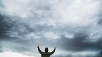 Abraçando o Céu Trovejante: Uma Figura Contra Nuvens Cumulus Escuras