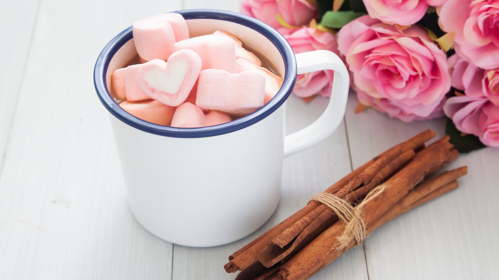 Uma xícara de chocolate quente com marshmallows e paus de canela (chocolate quente, chá, café, dia dos namorados, flor)