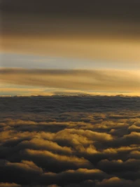 Goldener Horizont unter einem bewölkten Sonnenuntergang