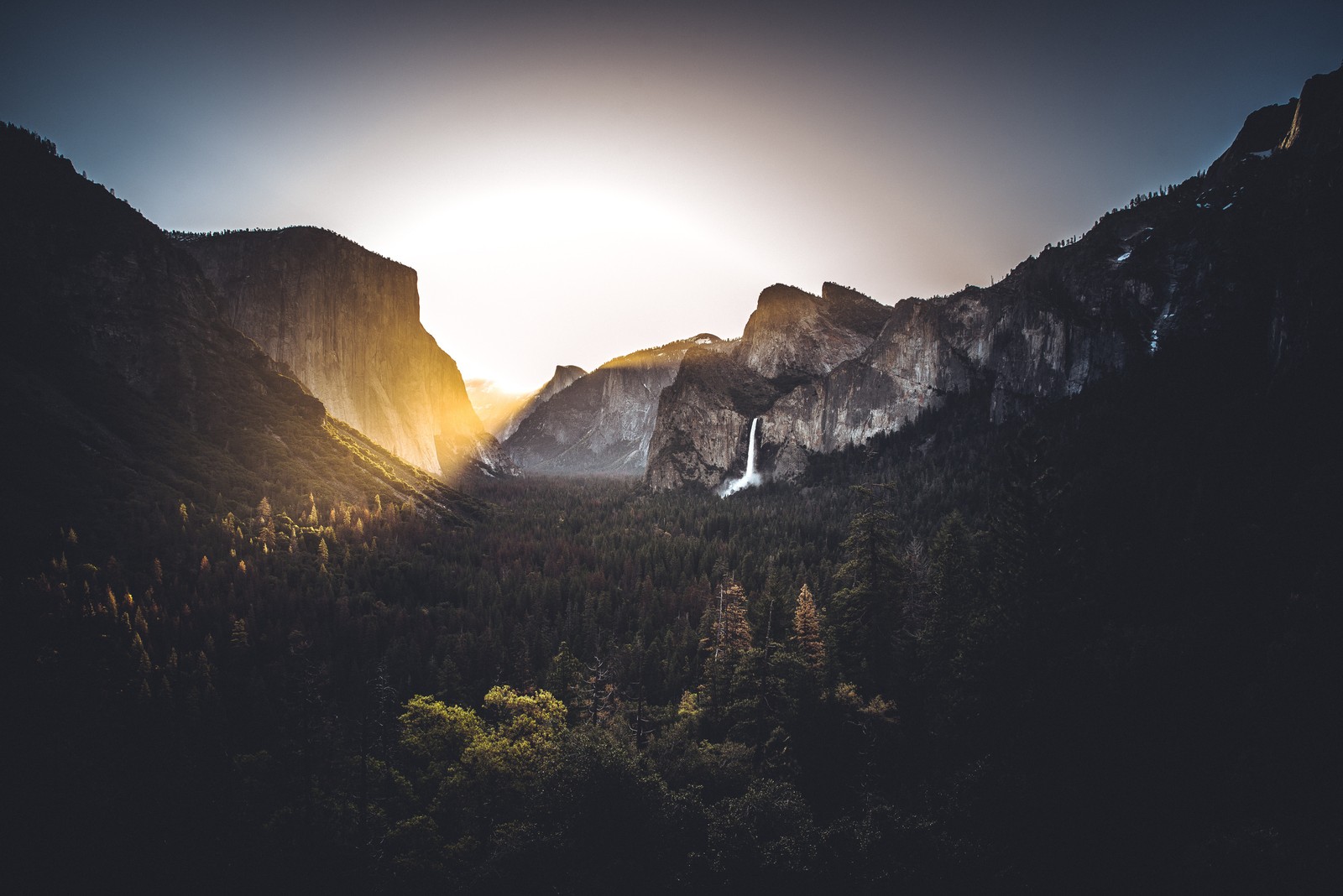 Uma visão de uma montanha com uma cachoeira no meio (glacier point, vale de yosemite, yosemite valley, parque nacional, formas montanhosas)