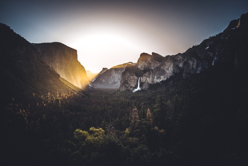 Вид на гору с водопадом посередине (глейшер поинт, glacier point, долина йосемити, yosemite valley, национальный парк)