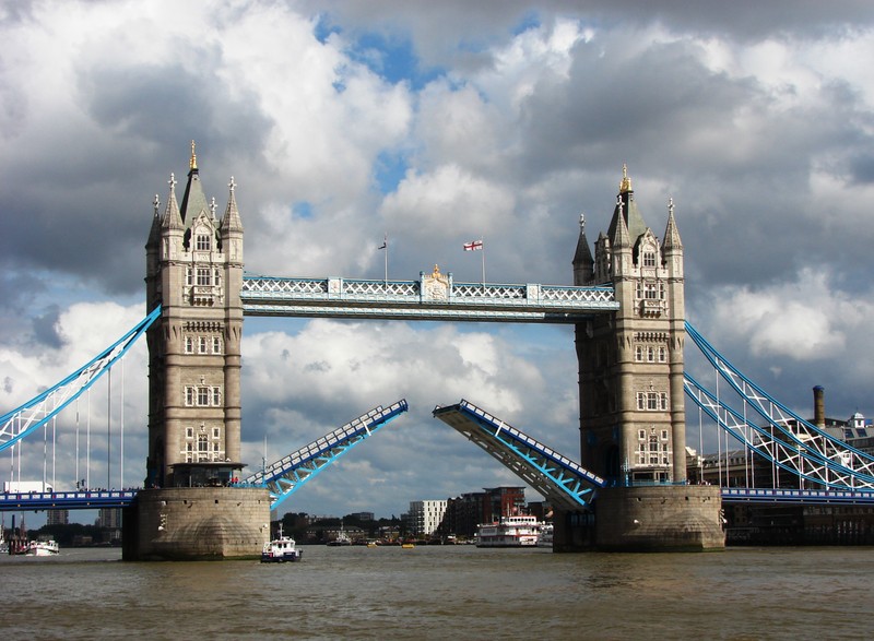 Мост с разводным мостом, открывающимся посередине реки (tower bridge, лондонская башня, река темза, подвесной мост, мост)