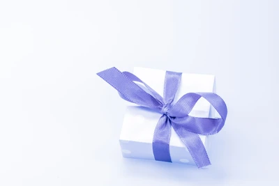 Elegante caja de regalo blanca con cinta violeta