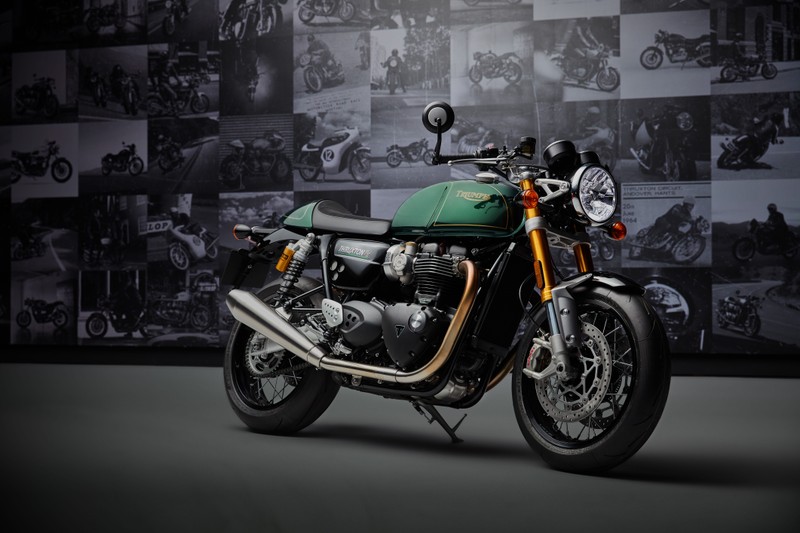 Мотоцикл припаркован перед стеной с фотографиями (триумф thruxton, triumph thruxton, 2025, финальное издание, 5k)