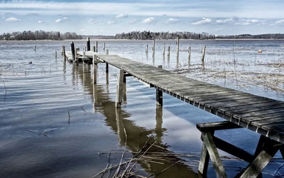 Ruhiger Pier mit Blick auf ruhige Gewässer und reflektierenden Himmel