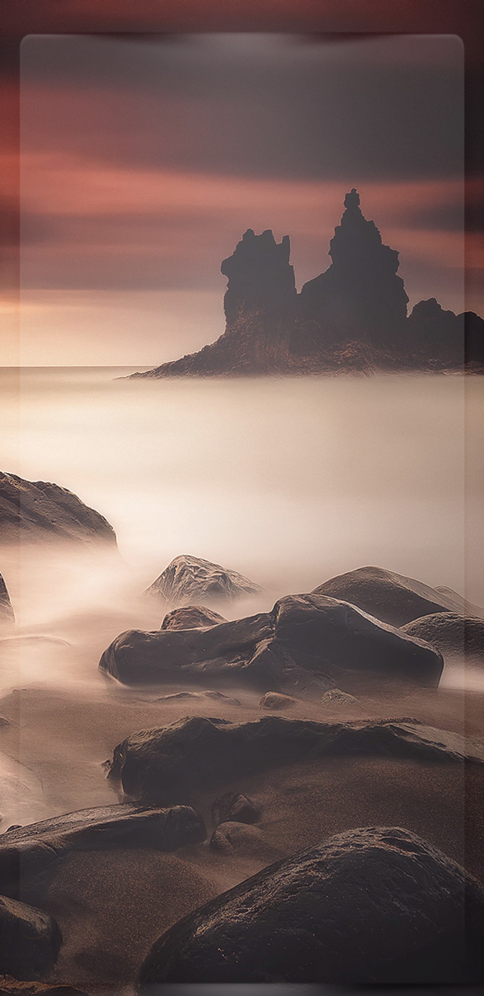 Il y a une image d'une plage rocheuse avec un coucher de soleil en arrière-plan (mer, eau, nuage, ressources en eau, atmosphère)