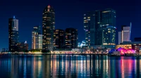 Paysage nocturne époustouflant de la skyline de Rotterdam reflété dans l'eau