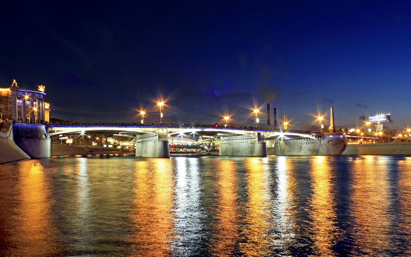 Arabische brücke über einen fluss mit lichtern, die sich im wasser spiegeln (reflexion, nacht, stadt, fluss, wasser)