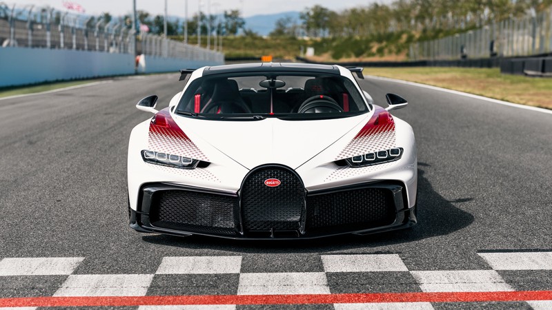 Крупный план белого бугатти на гоночной трассе (bugatti chiron pur sport grand prix, 2024, гоночная трасса, машины, обои 4k)