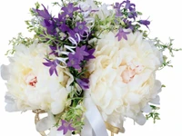 Bouquet elegante de peônias e lilases com delicados acentos florais