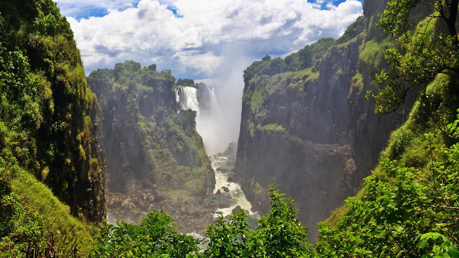 Eine sicht auf einen wasserfall mit einem großen wasserfall in der mitte (natur, wasserfall, wasserressourcen, naturschutzgebiet, vegetation)