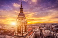 Deslumbrante pôr do sol sobre a basílica na paisagem urbana de Budapeste