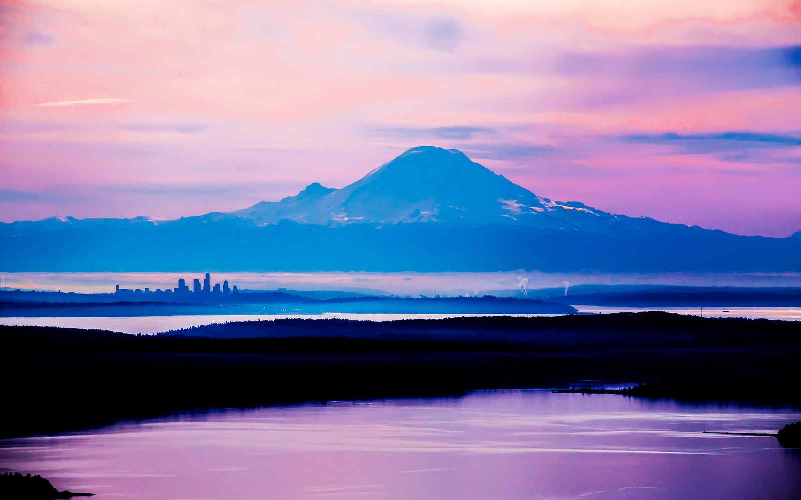 Арафед гора с городом вдали и водоемом (гора рейнир, mount rainier, штат вашингтон, сиэтл, вершина горы)