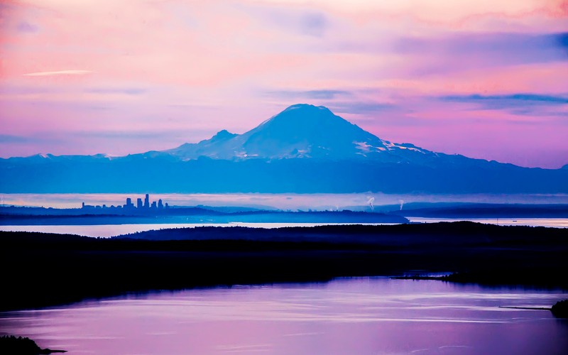 Арафед гора с городом вдали и водоемом (гора рейнир, mount rainier, штат вашингтон, сиэтл, вершина горы)