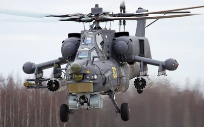 Hélicoptère d'attaque Mil Mi-28 en vol avec les pales du rotor en rotation