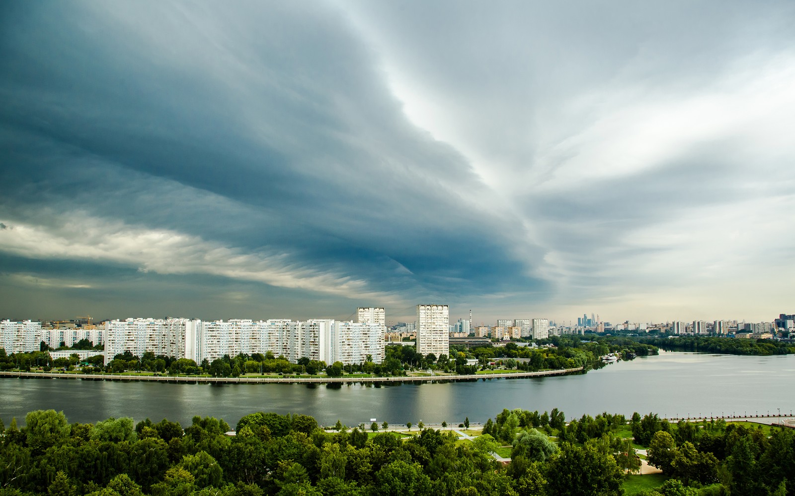 Вид города с рекой и облачным небом (москва, берлин, облако, дневное время, природа)