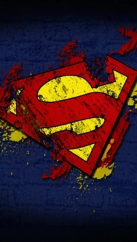 Dramatische und farbenfrohe Darstellung des ikonischen Superman-Logos vor einem strukturierten blauen Hintergrund, bespritzt mit lebhaft roter und gelber Farbe.