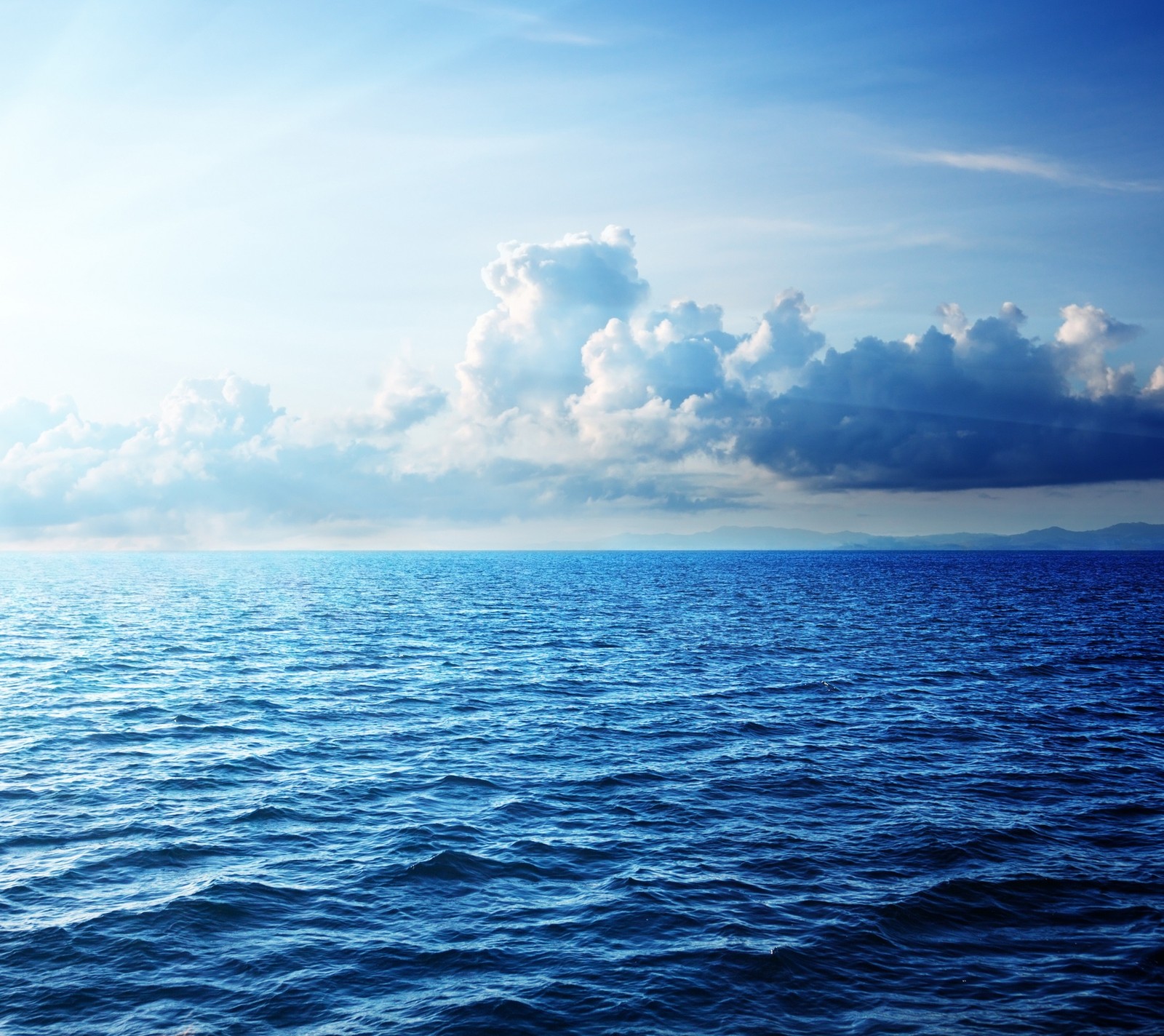 Ein großer wasserkörper mit einem himmel im hintergrund (wolken, natur, meer)