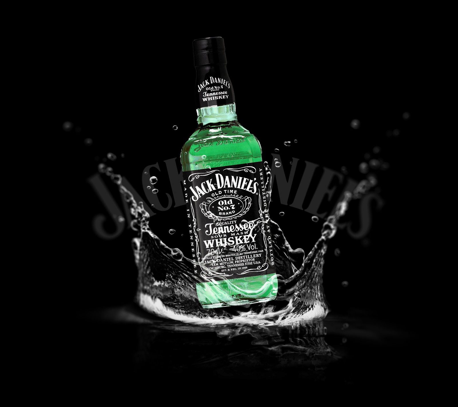 Eine grüne jack daniels flasche spritzt ins wasser (amerika, kunst, marke, farbe, daniels)