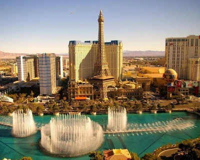 Deslumbrante horizonte de Las Vegas com a Torre Eiffel e fontes icônicas