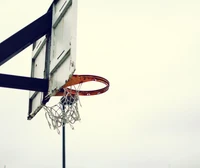 Panier de basket abandonné : Un symbole d'aspiration à Rio