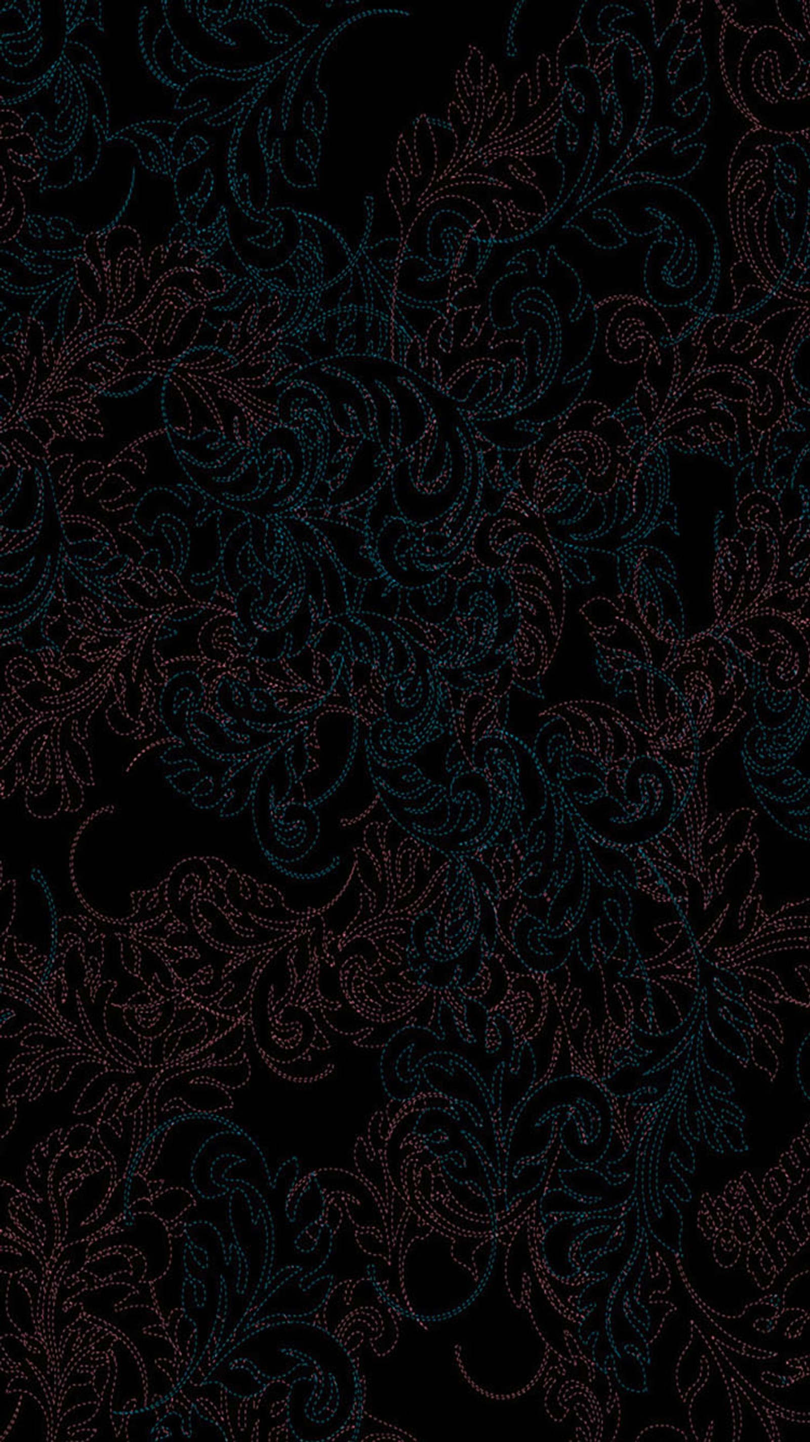 Un gros plan d'un motif floral noir et bleu sur un fond noir (motif, mur)