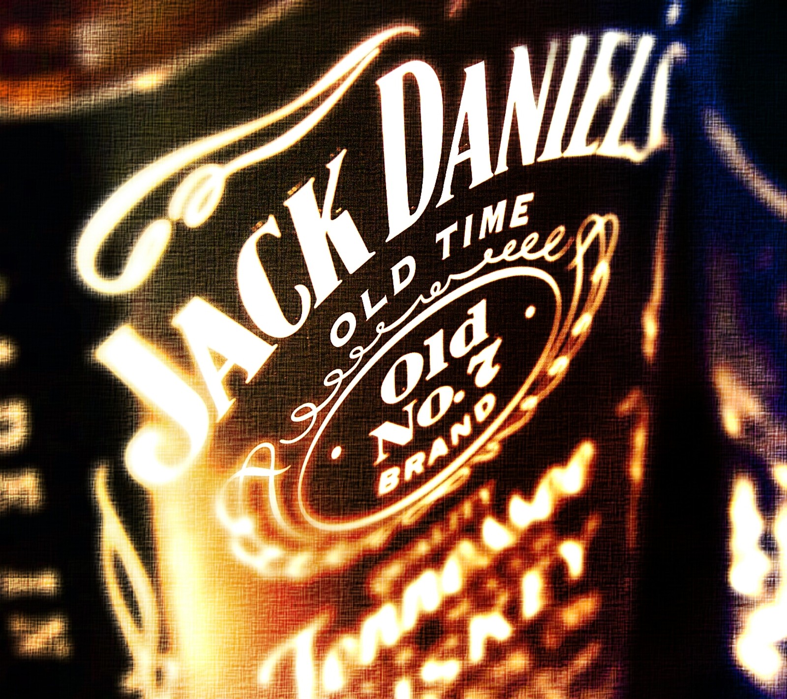 Auf dem tisch steht eine flasche jack daniels whiskey (schwarz, jack daniels, etikett, no7, alt)