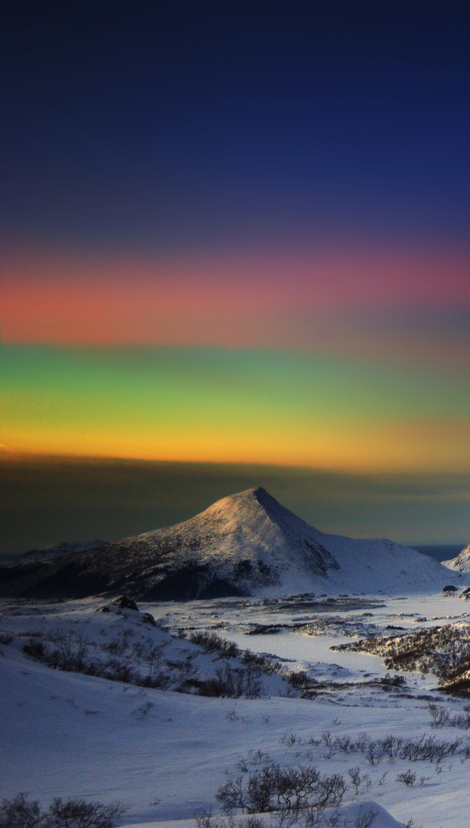 Montanhas cobertas de neve com um céu colorido de arco-íris ao fundo (noite, inverno)