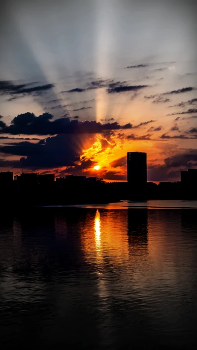 Coucher de soleil majestueux sur un paysage urbain