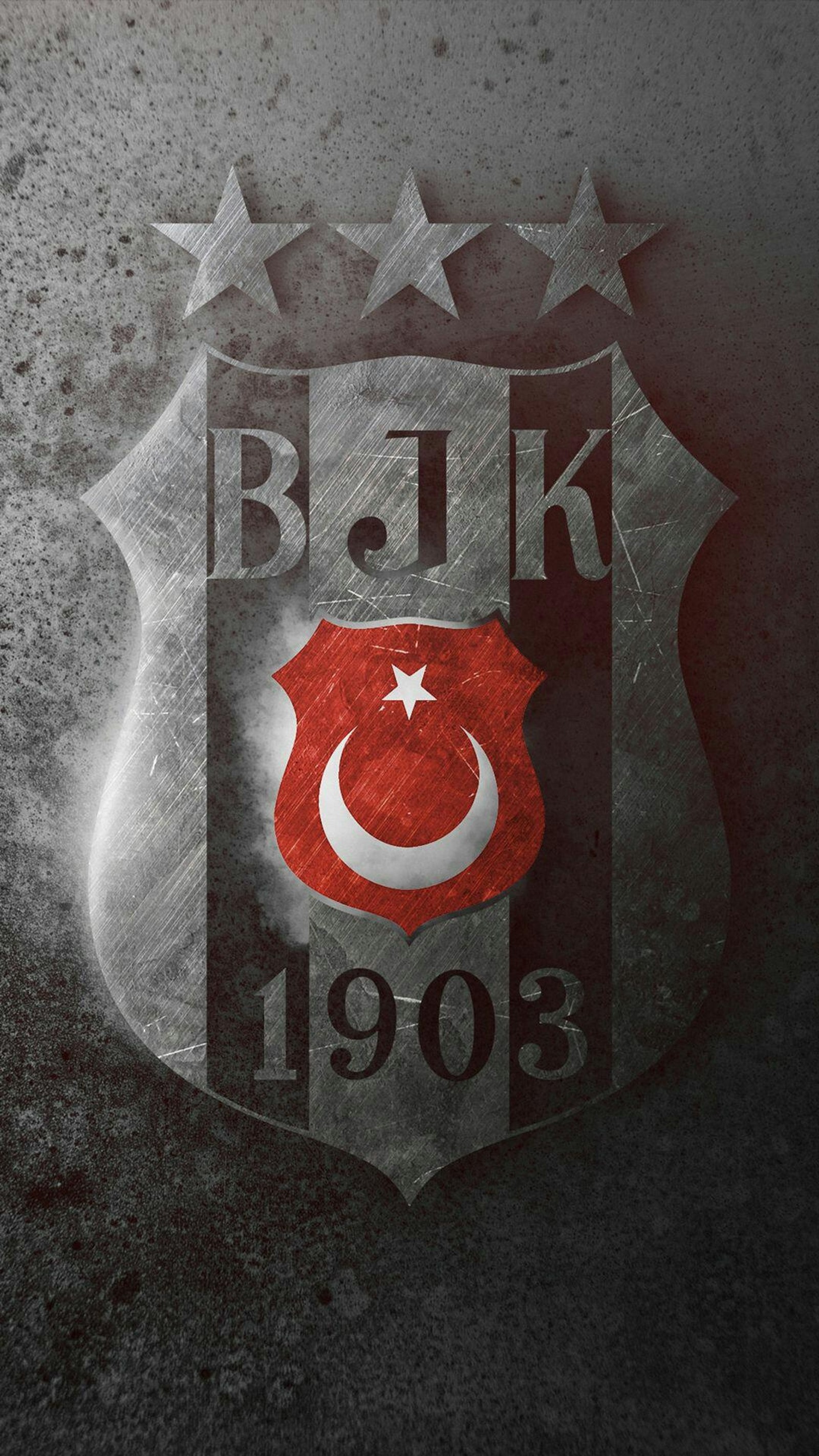 Un primer plano de un escudo con una bandera turca en él (adriano, babel, besiktas, cenk tosun, fabri)