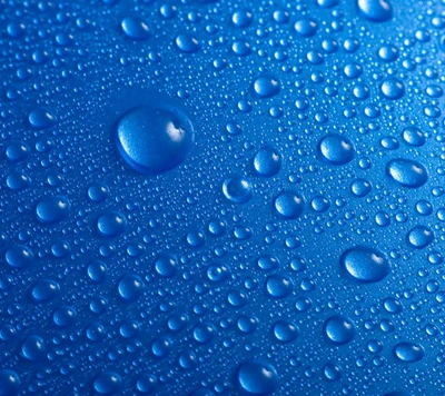 Nahaufnahme von Wassertropfen auf einer blauen Oberfläche