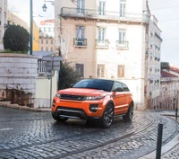 Novo Range Rover elegante em uma estrada de paralelepípedos em um ambiente urbano