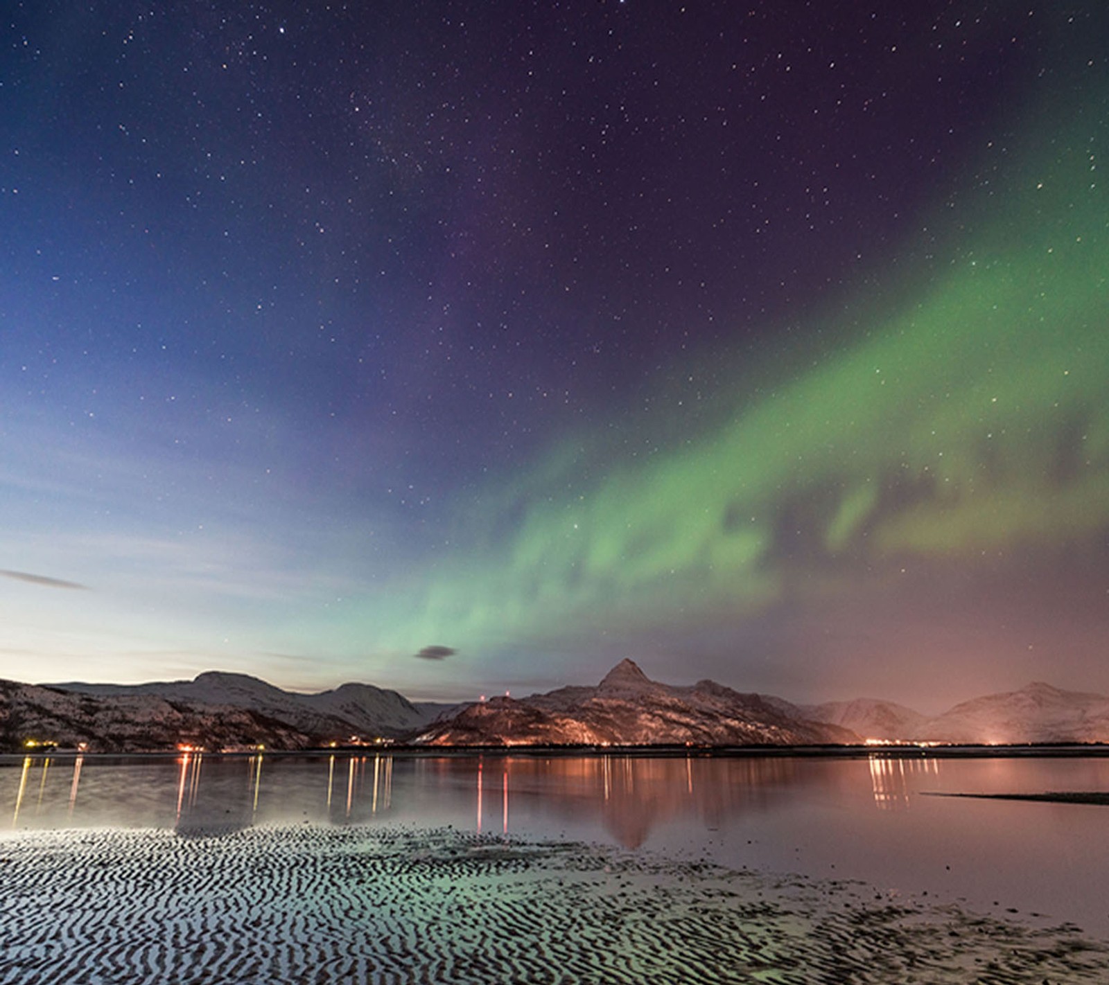 Vue artistique d'un lac avec une montagne en arrière-plan (arc, pluie, ciel)