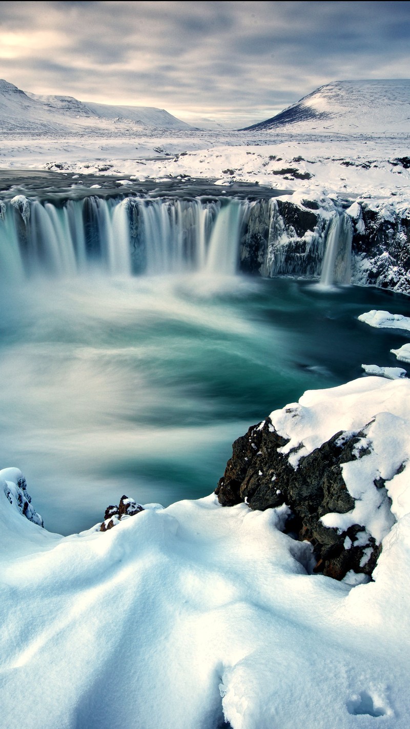 Арабский водопад посреди снежного пейзажа с голубой водой (iphone 7plus, айфон 8, iphone 8, iphone x)