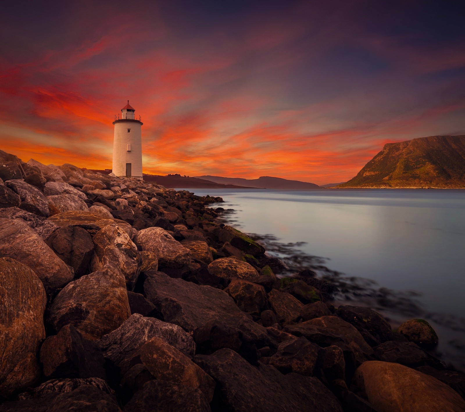 Téléchargez le fond d'écran phare, rochers, coucher de soleil, eau