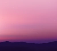 Silueta de androide contra un cielo de atardecer púrpura